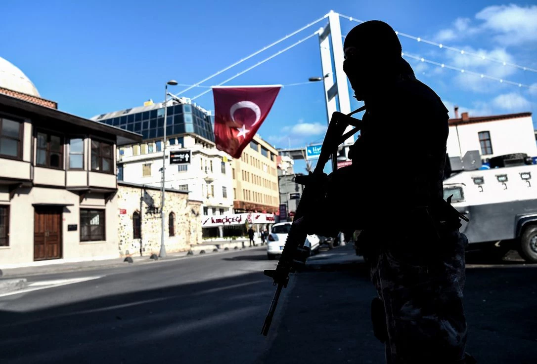 Η Τουρκία απειλεί με επιχείρηση εναντίον των «8» εντός ελληνικού εδάφους! – «Θα αισθάνονται την ανάσα μας στο σβέρκο τους»